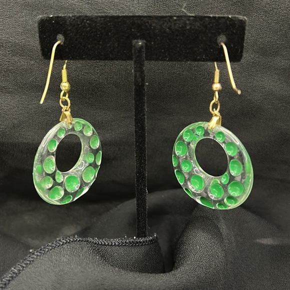 Vintage acrylic dangling green polka dot earrings - Picture 4 of 6